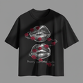 Camiseta oversize negra Beso de Sangre fondo gris